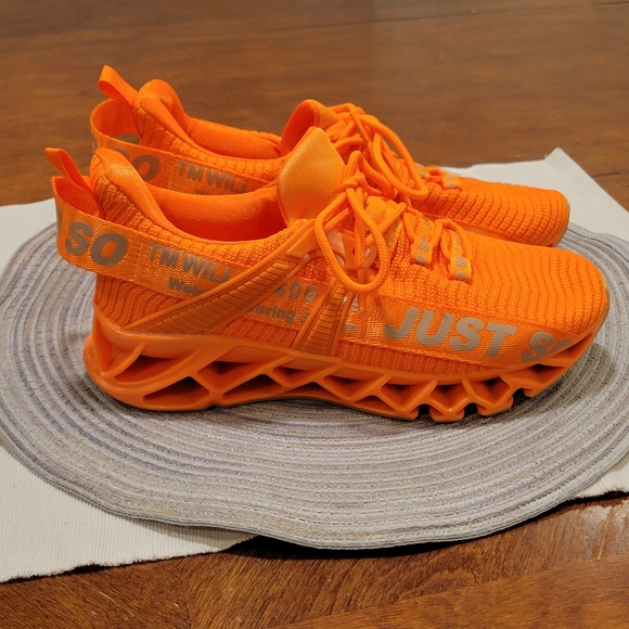 🪷EUC~ WALKING SNEAKERS - Picture 6 of 8